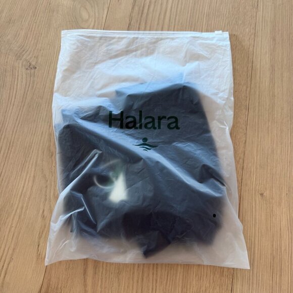 Halara - Black - Front pleat shorts - 3" - Size M - NWT - Picture 2 of 8